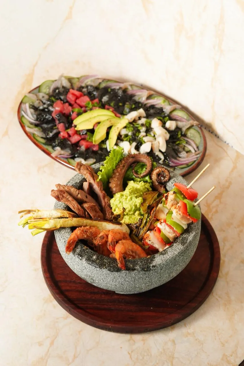 Molcajete Bahía con brochetas de pollo carne y camarón